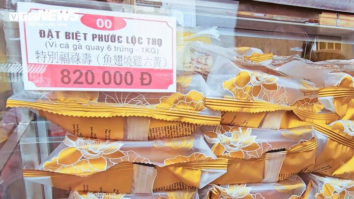 Bánh trung thu loại 1kg được bán với giá 820.000 đồng/ cái.