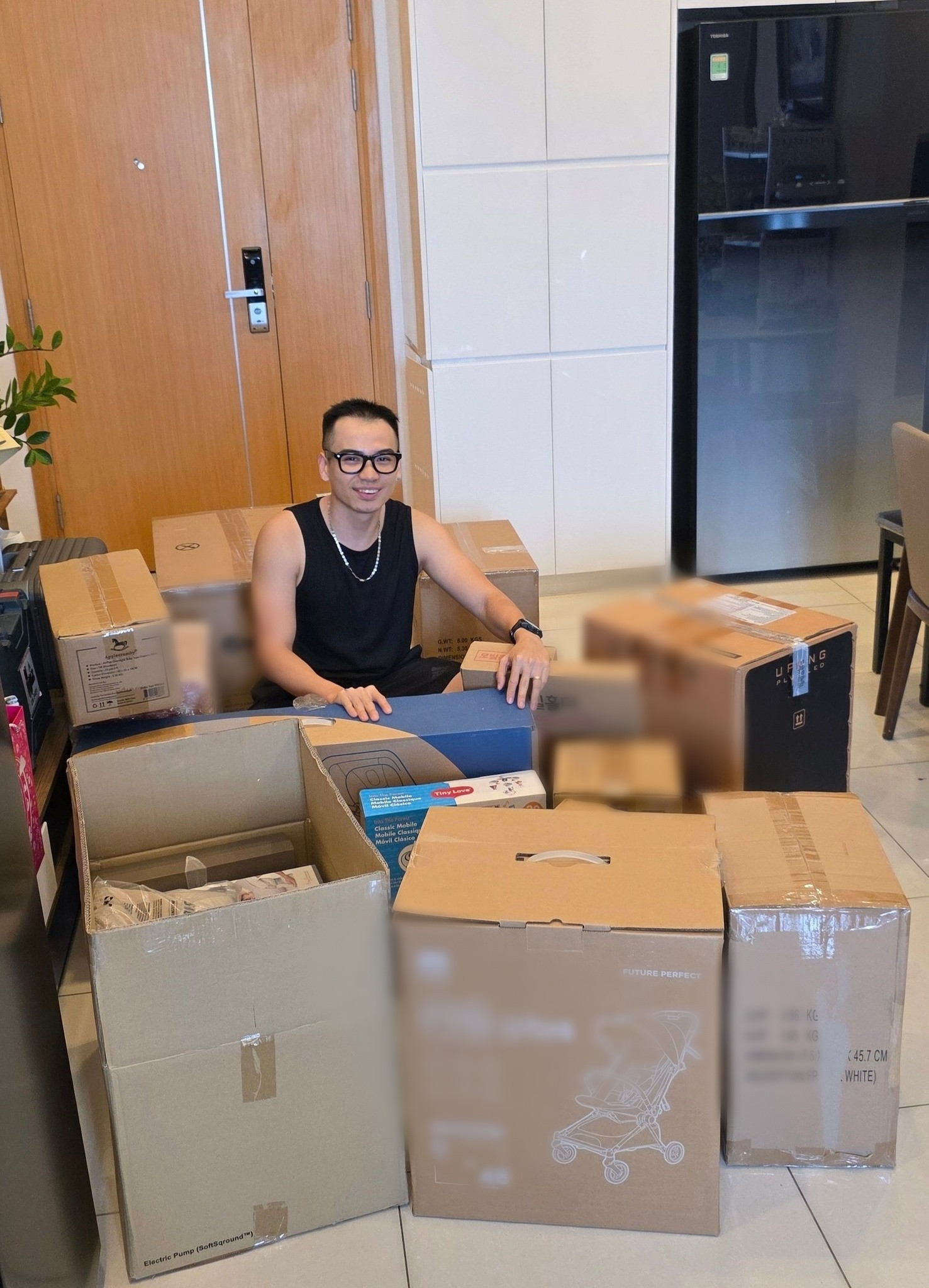 Ông xã HHen Niê rút ví tới bến sắm đồ chào đón con đầu lòng