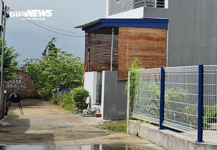 Phần đất của gia đình ông Hữu mua nằm sâu bên trong và cách đó không xa còn ngôi mộ chưa di dời.