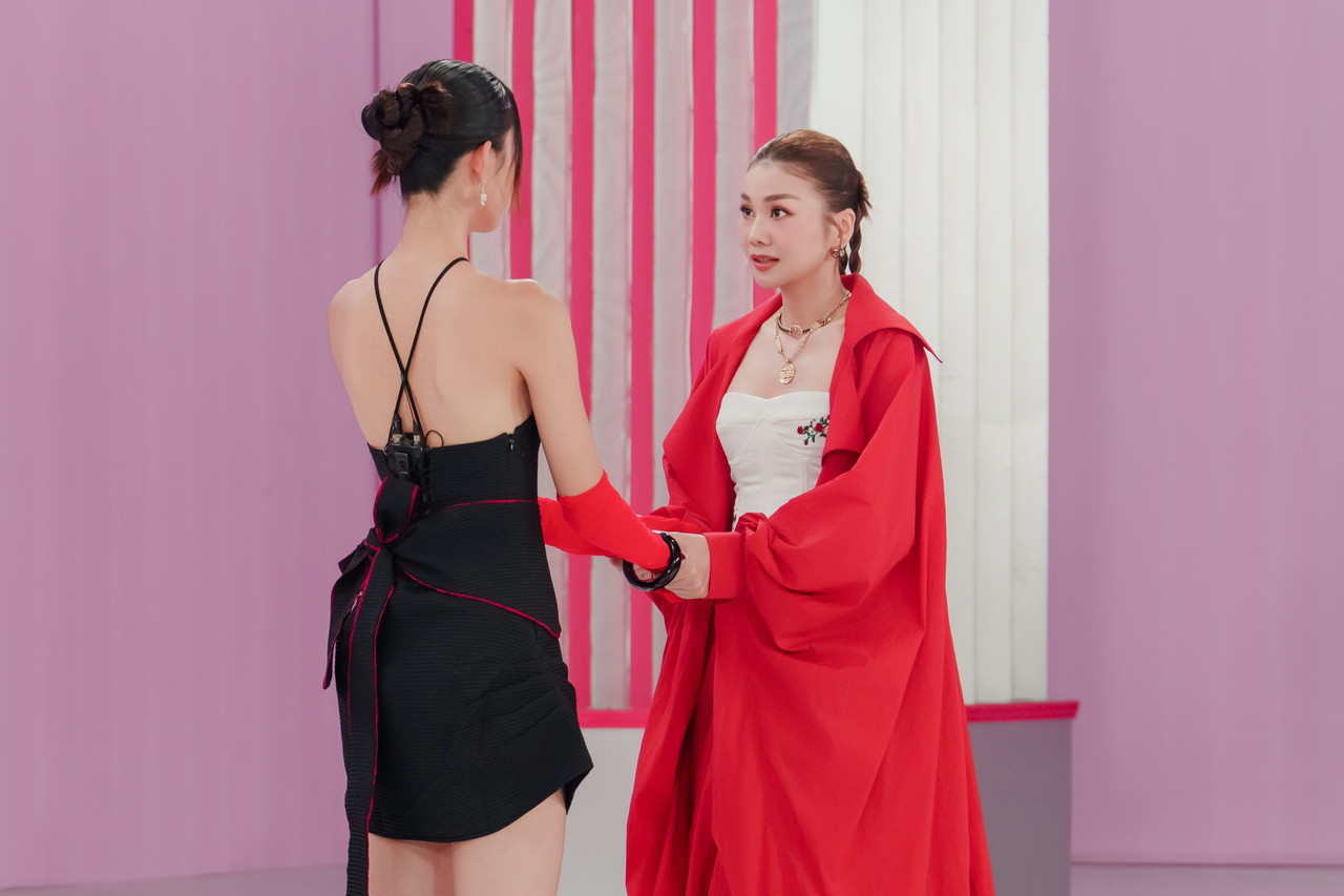 4 host thanh hang a ua ra nhung loi an ui danh cho ai bang tai giay phut co nang dung chan voi cuoc thi 12408841249691395012689 1758180308802 1758180309998248113011.jpg