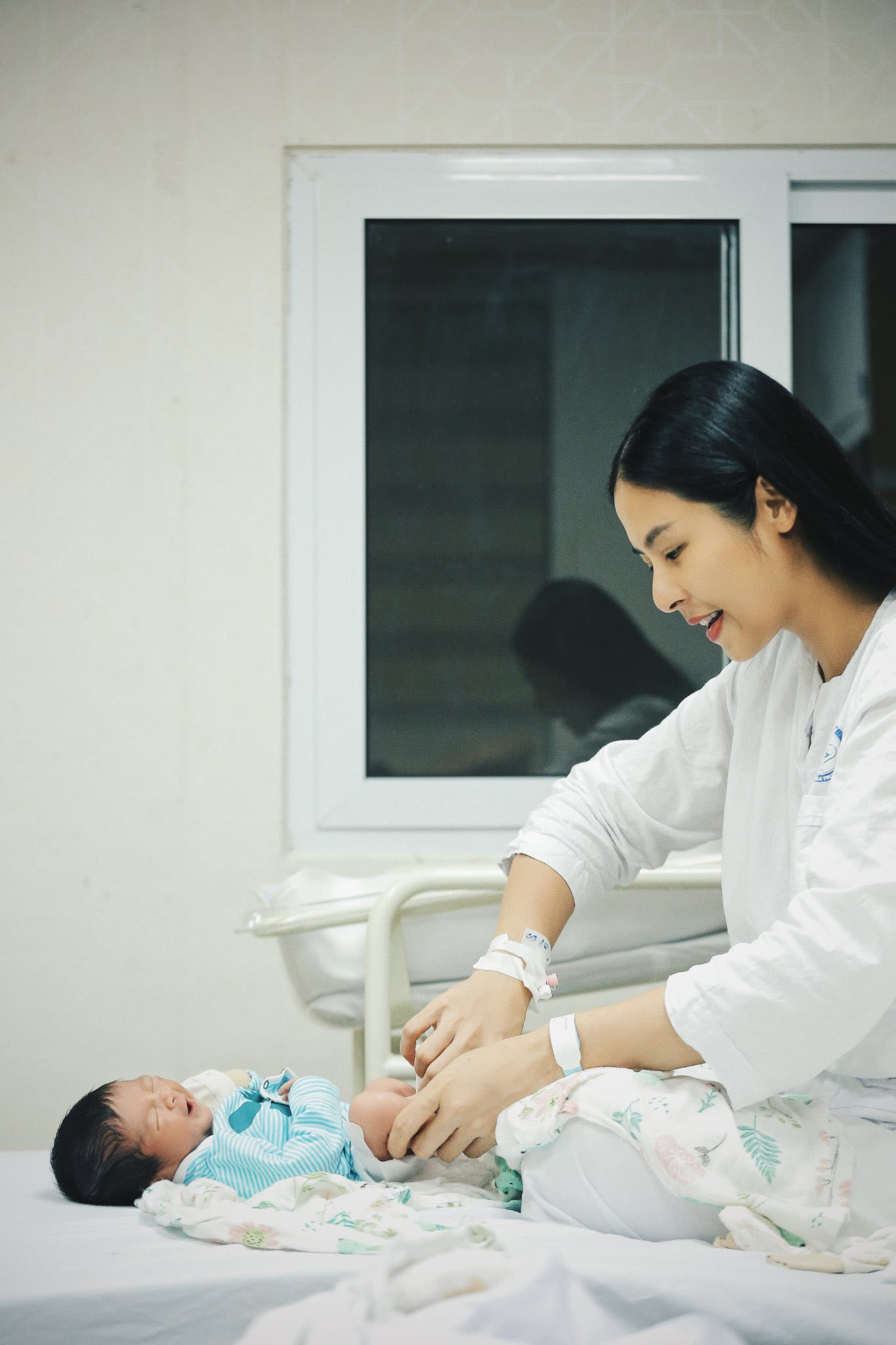 Ảnh hiếm hoi của con trai Hoa hậu Ngọc Hân trong ngày đặc biệt - Ảnh 9.