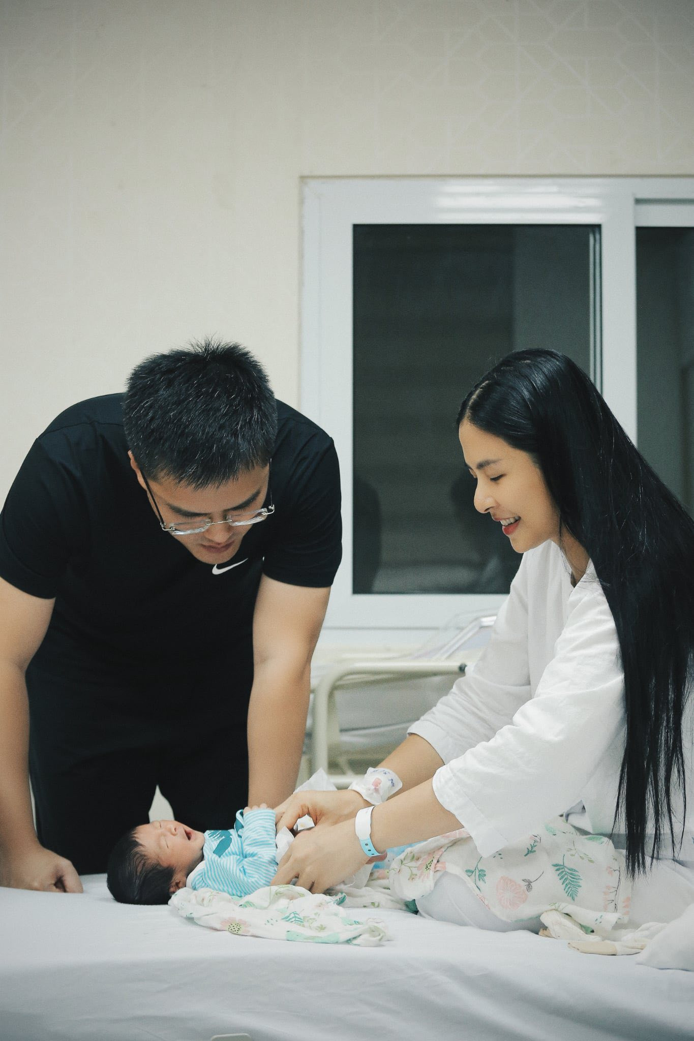 Ảnh hiếm hoi của con trai Hoa hậu Ngọc Hân trong ngày đặc biệt - Ảnh 10.