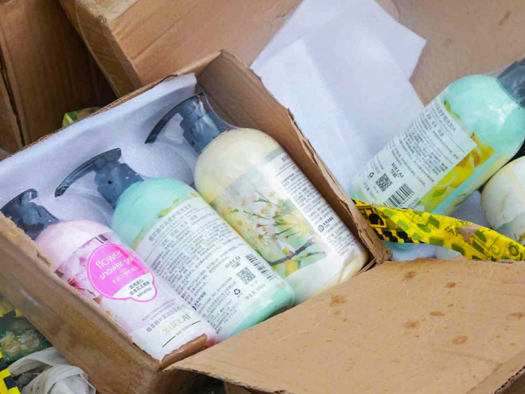 bo y te chi dao khan vu my pham nhan nuoc ngoai vut la liet bai rac o ha noi 1728.png