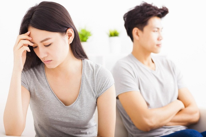 Tôi cảm thấy mình đang đứng ngoài mối liên kết sâu sắc nào đó giữa chồng và bạn gái cũ của anh. (Ảnh minh họa: Wordpress)