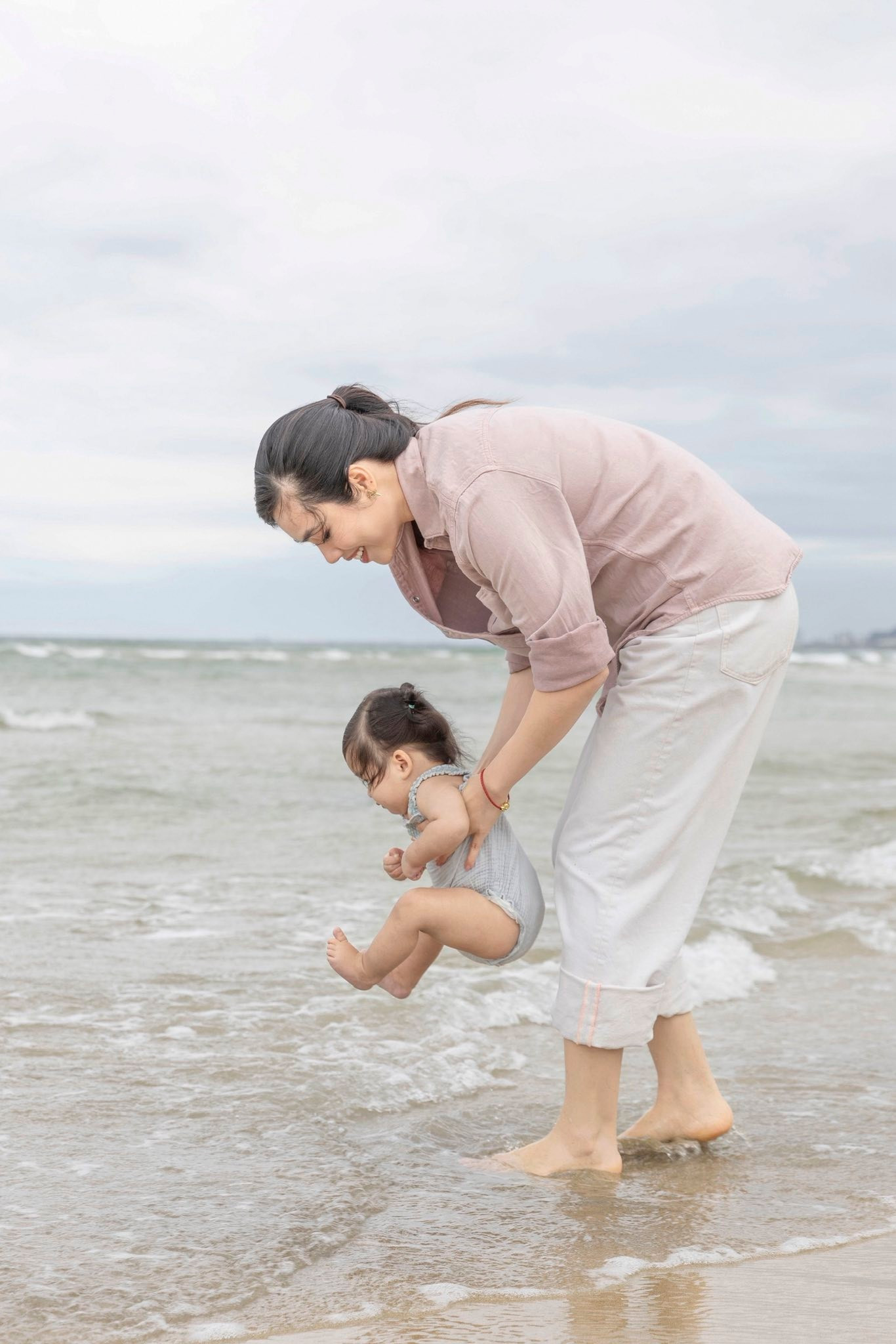 Cưng xỉu khoảnh khắc đáng yêu con gái Á hậu Vũ Hoàng My gây sốt mạng - Ảnh 3.