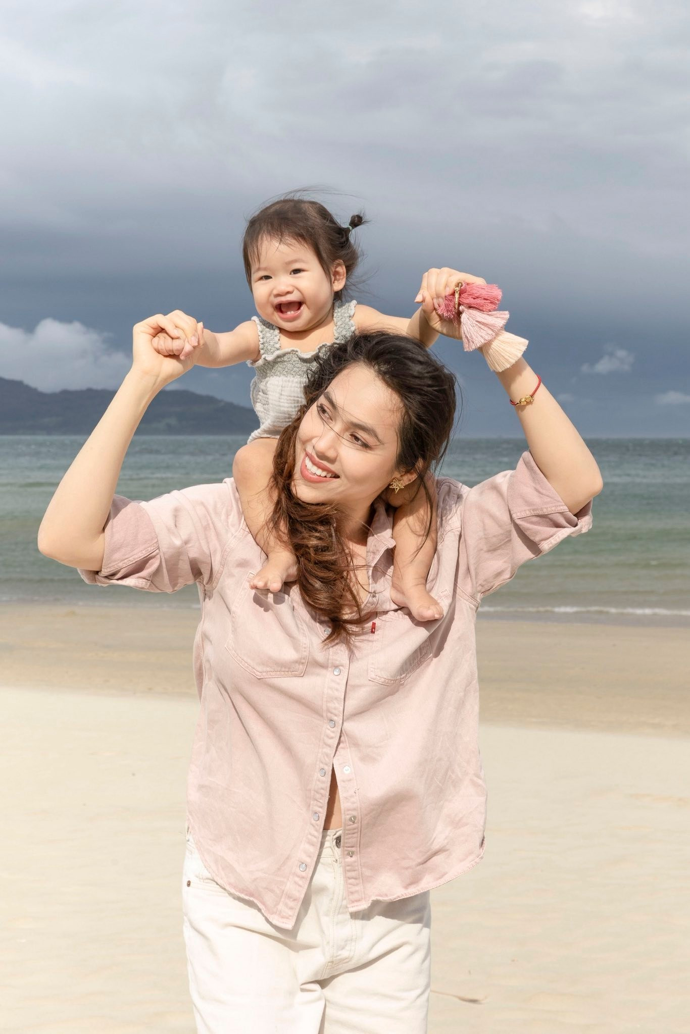 Cưng xỉu khoảnh khắc đáng yêu con gái Á hậu Vũ Hoàng My gây sốt mạng - Ảnh 2.