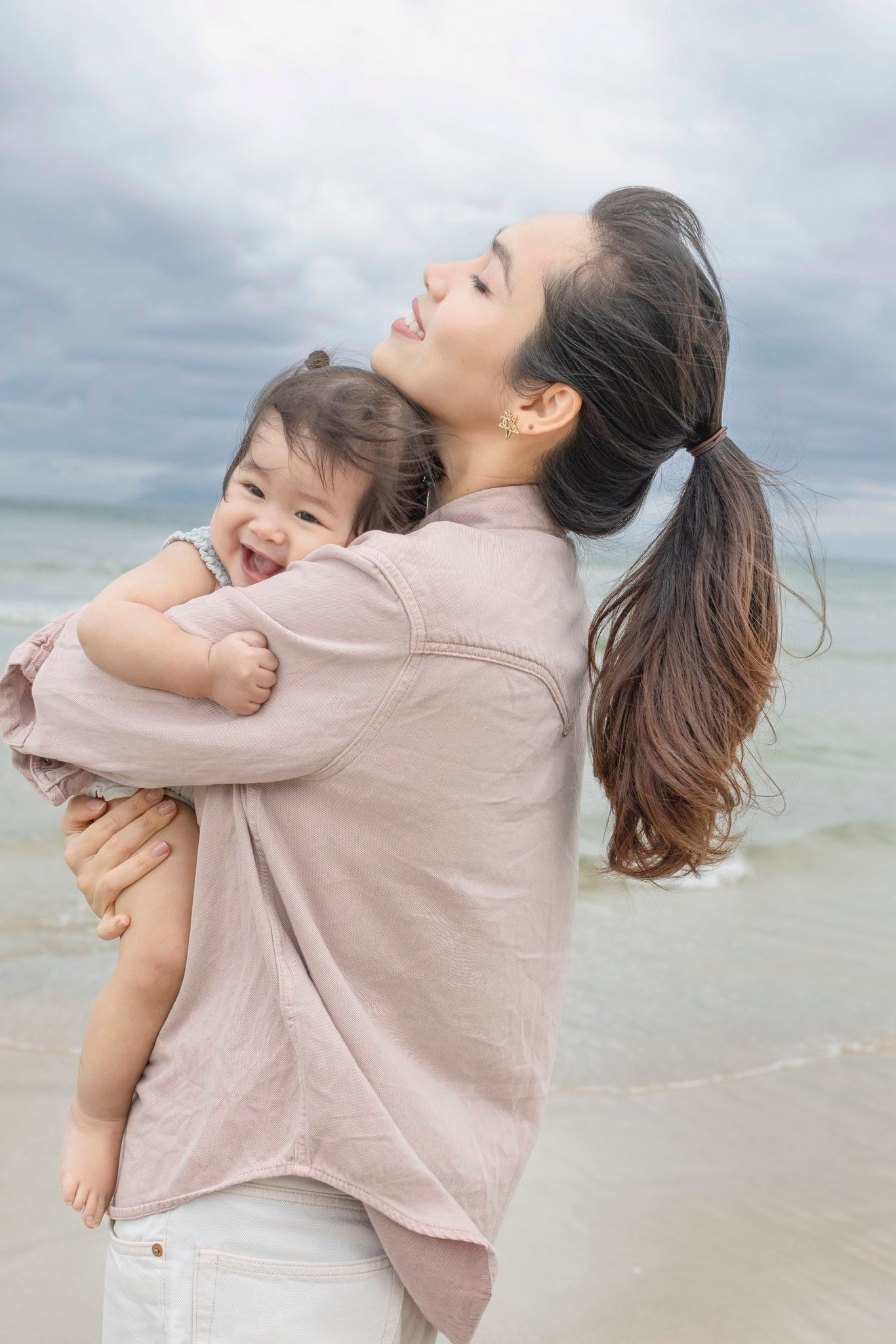 Cưng xỉu khoảnh khắc đáng yêu con gái Á hậu Vũ Hoàng My gây sốt mạng - Ảnh 4.