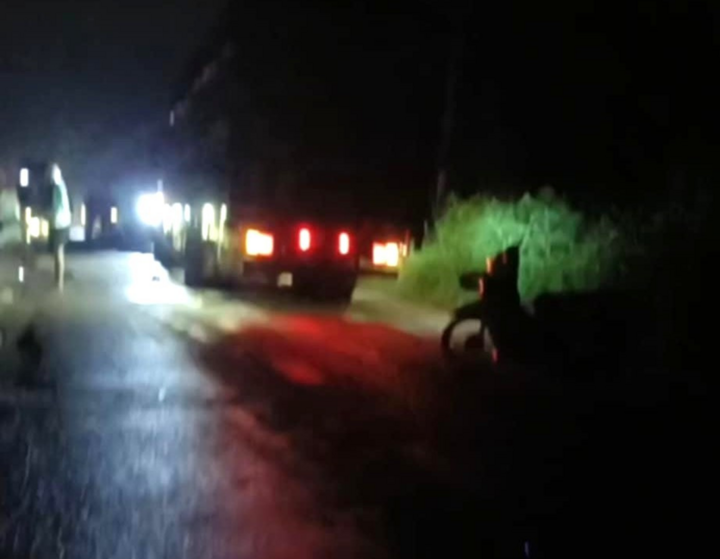 Hiện trường nơi xảy ra tai nạn, đường tối.