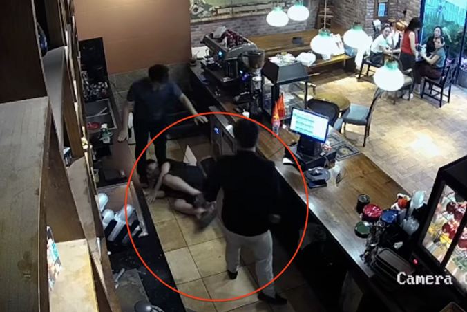 Nhân viên quán cà phê bị khách hành hung ở Hà Nội: Công an làm việc với các bên