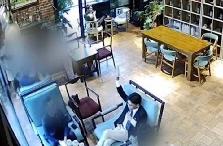 Anh T. (người giơ tay) cho biết anh chưa hề hút thuốc trong quán (Ảnh: Chụp màn hình)