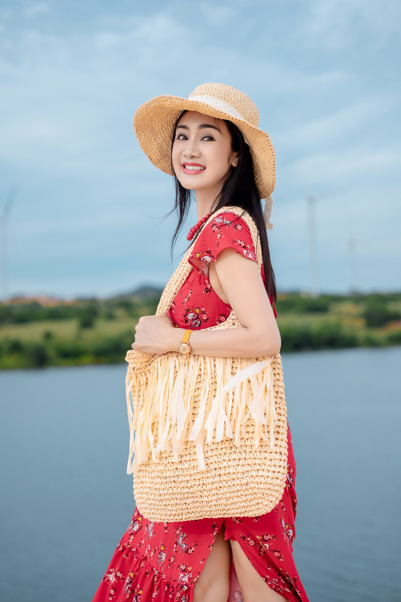 NSND Thu Hà khoe nhan sắc trẻ trung với váy đỏ sexy tại Mũi Né - Ảnh 6.