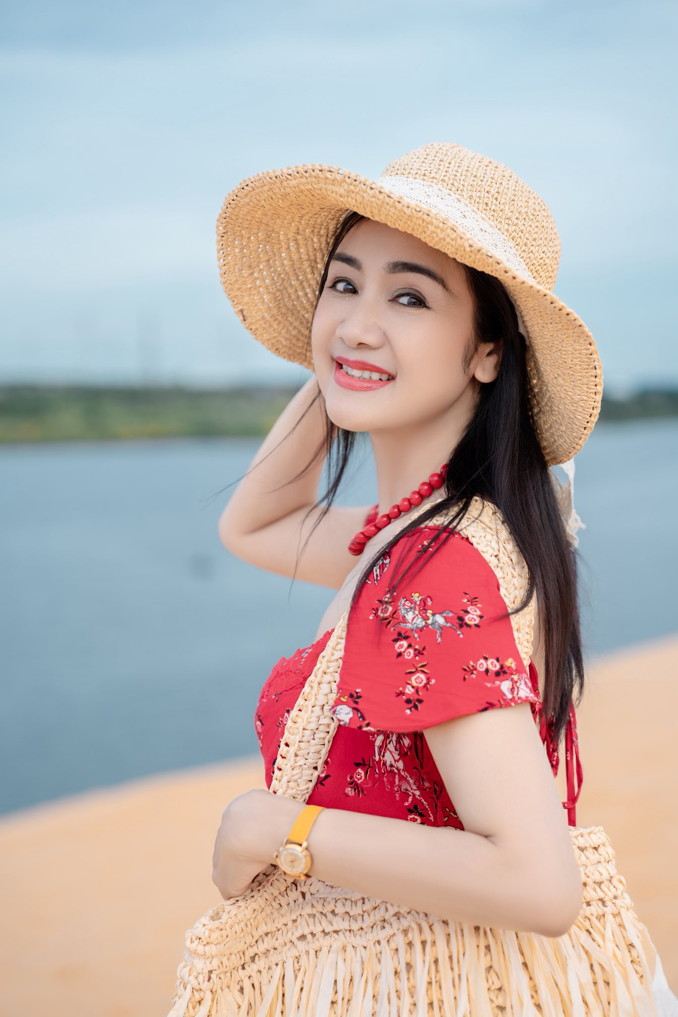 NSND Thu Hà khoe nhan sắc trẻ trung với váy đỏ sexy tại Mũi Né - Ảnh 4.