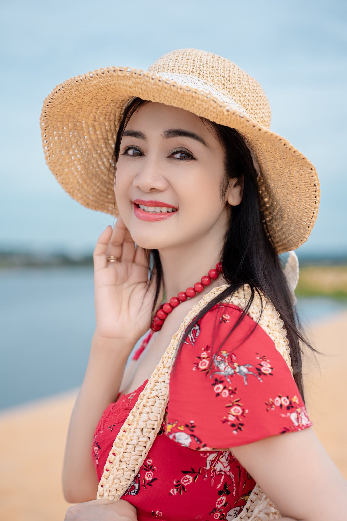 NSND Thu Hà khoe nhan sắc trẻ trung với váy đỏ sexy tại Mũi Né - Ảnh 3.