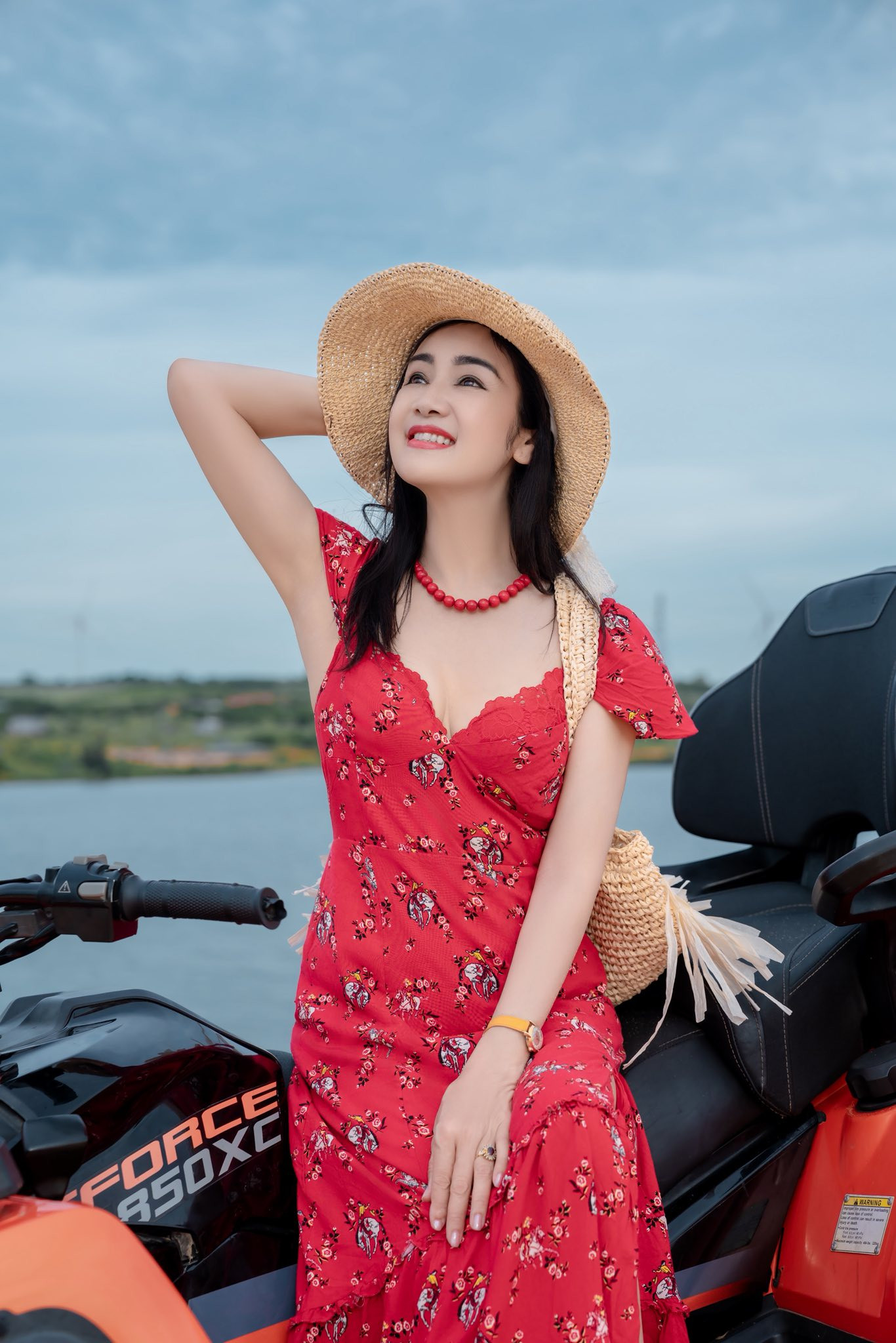 NSND Thu Hà khoe nhan sắc trẻ trung với váy đỏ sexy tại Mũi Né - Ảnh 5.