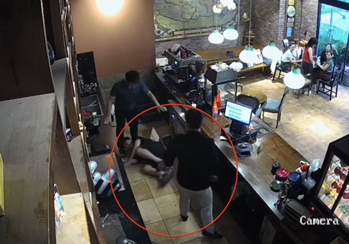 Người đàn ông xông vào quầy thu ngân hành hung nhân viên quán cà phê.