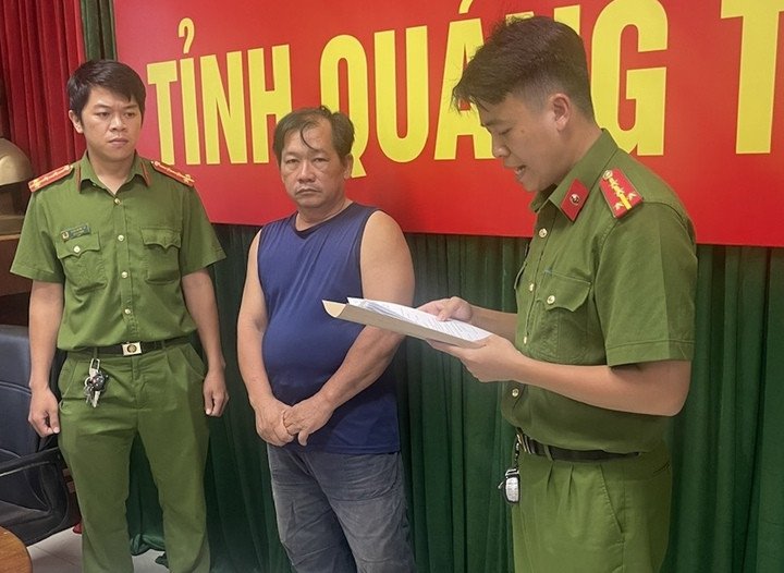 Công bố quyết định khởi tố và lệnh bắt tạm giam tài xế Trần Minh Hoàng. (Ảnh: Công an Quảng Trị)