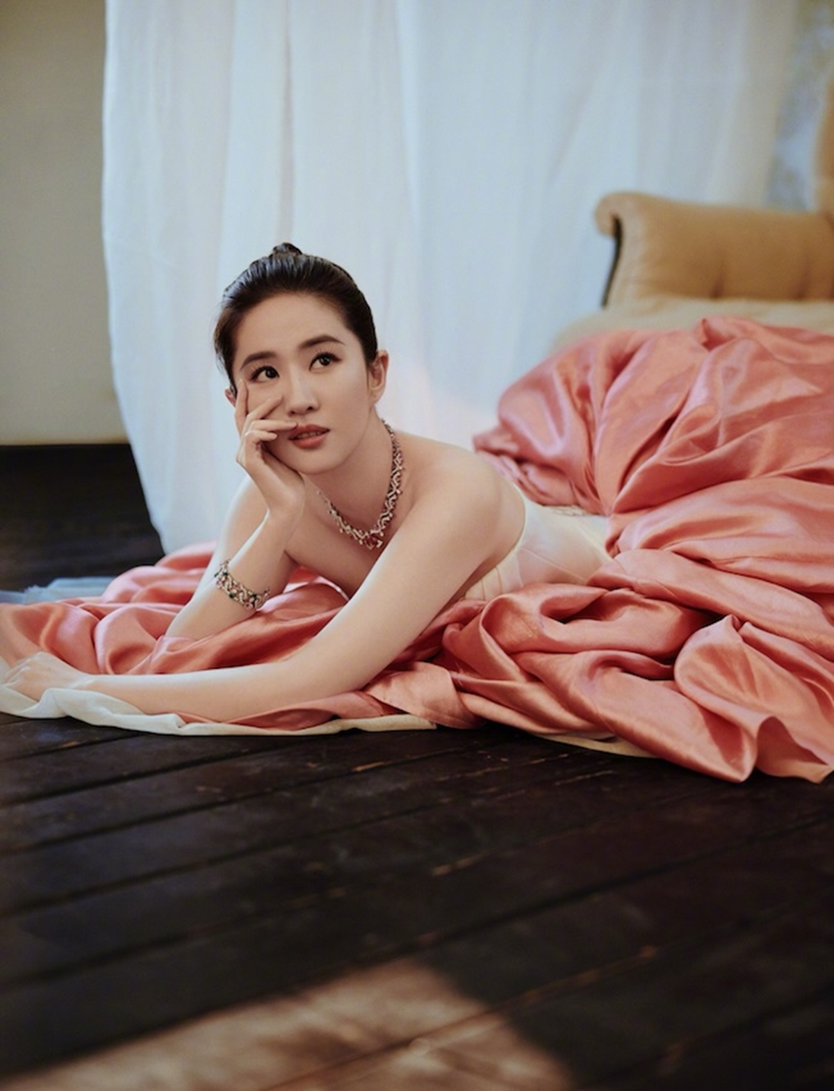 Bất ngờ nhan sắc ngoài đời thực