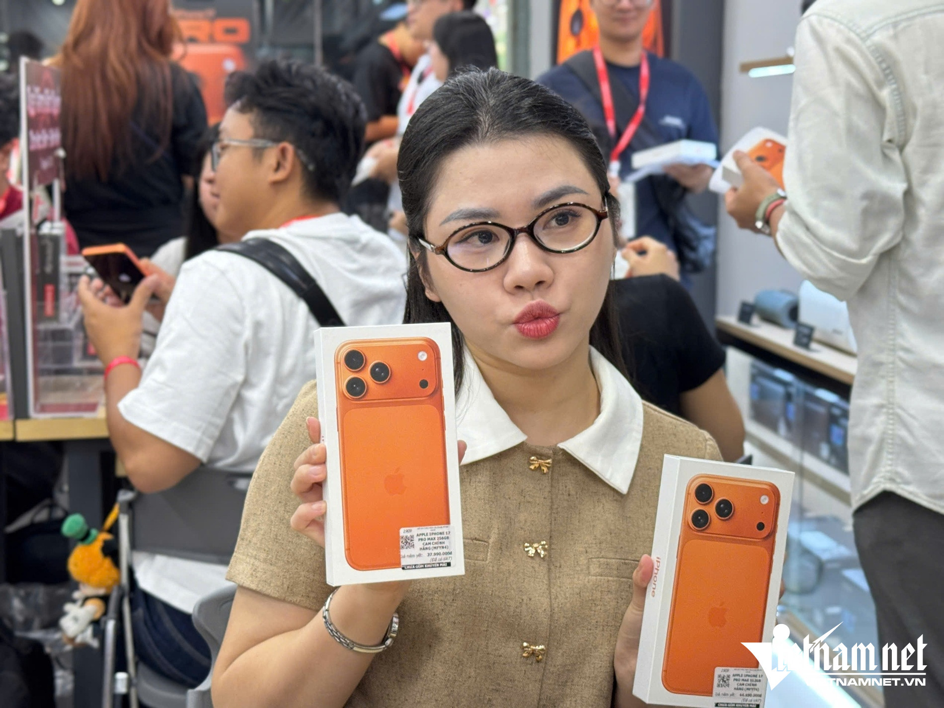 W-iphone 17 khach nu.jpg