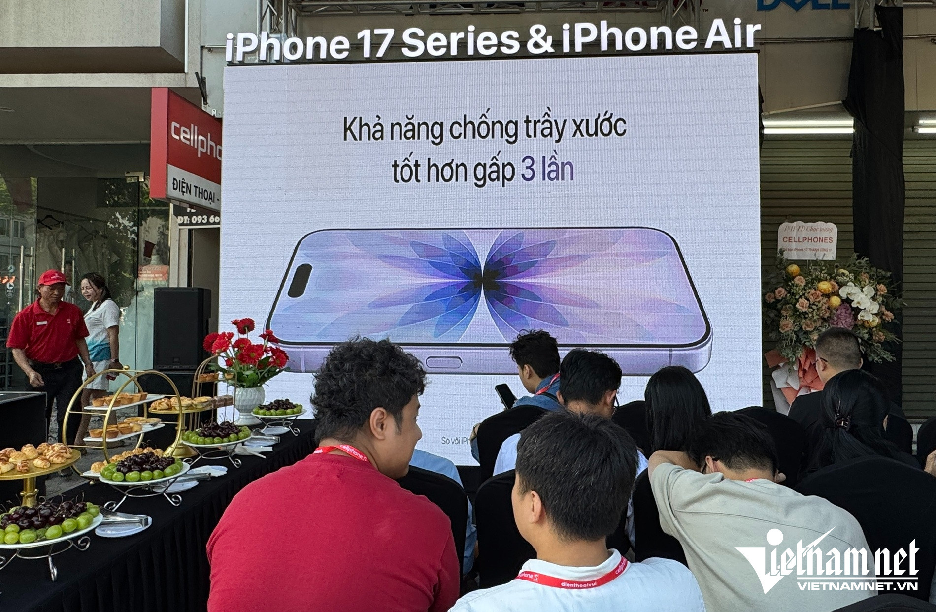 W-1909 cellphones 1.jpg