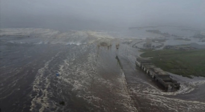 Sóng thần gây ngập lụt sau trận động đất xảy ra hồi tháng 7 ở Nga. (Ảnh: Reuters)