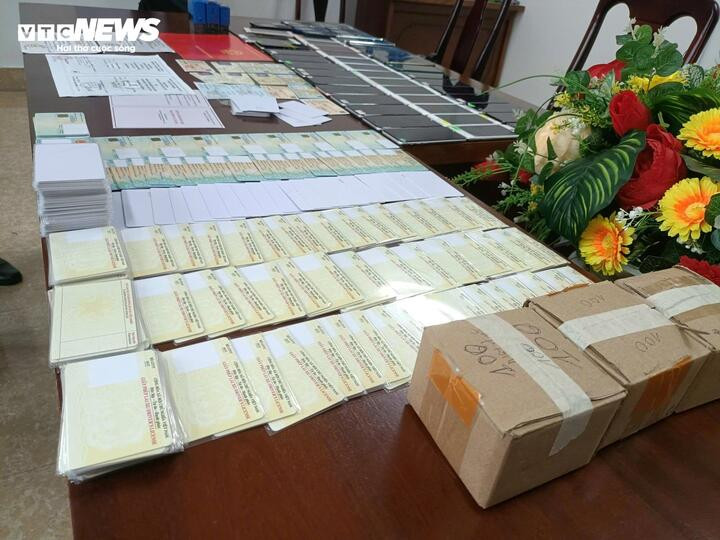 Lực lượng công an thu giữ nhiều máy móc, 15.000 phôi giả các loại và nhiều loại giấy tờ giả đã sản xuất.