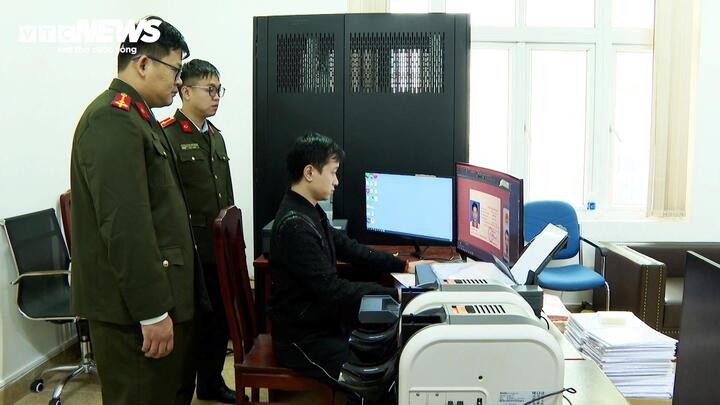 Cán bộ An ninh đang yêu cầu Phạm Duy Phú thực nghiệm lại cách thức in ấn, làm giả giấy tờ.