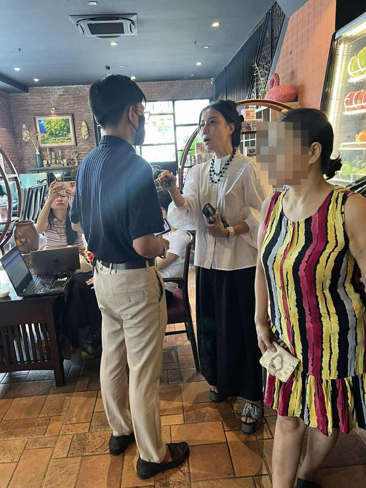 Rò rỉ clip tổng tài đến xin lỗi nhân viên quán cà phê nhưng bị từ chối