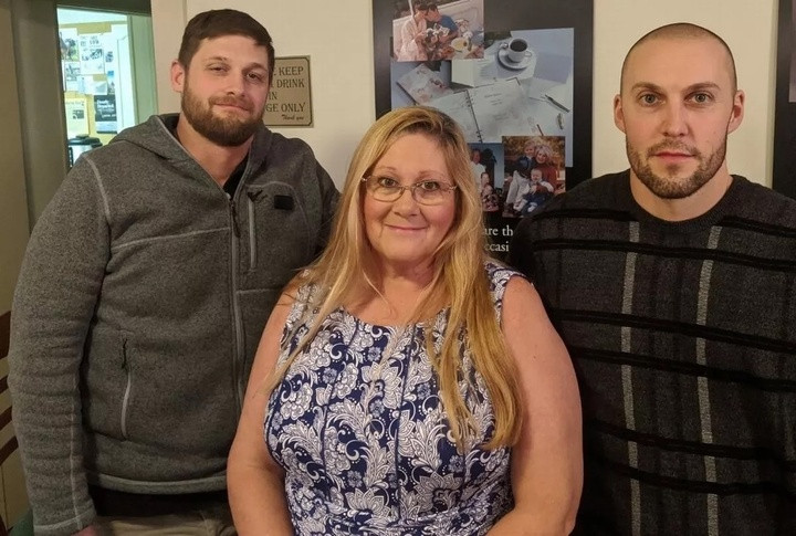 Pegi chụp ảnh cùng hai con trai Jeremy và Matthew. (Ảnh: Jam Press)