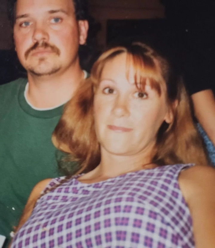 Pegi chụp ảnh cùng chồng khi còn trẻ. (Ảnh: Jam Press)