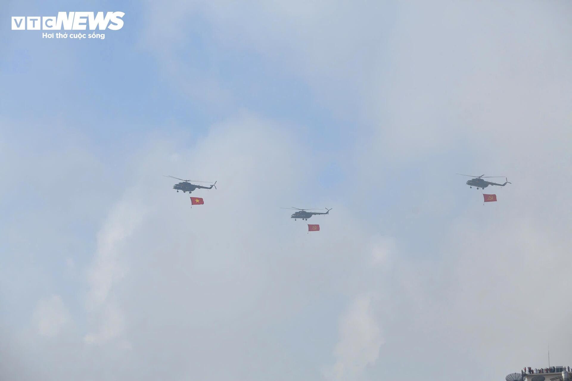 10 trực thăng kéo cờ Đảng, cờ Tổ quốc trên Quảng trường Ba Đình - 5