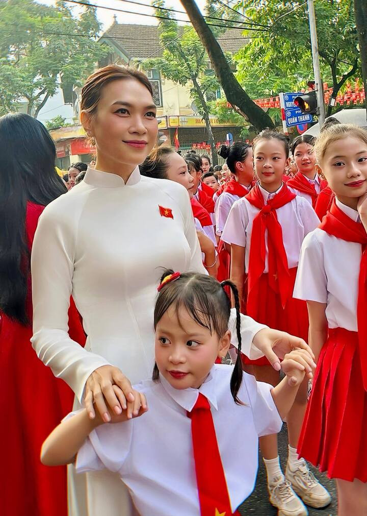 Thuỷ Tiên và ca sĩ Mỹ Tâm.