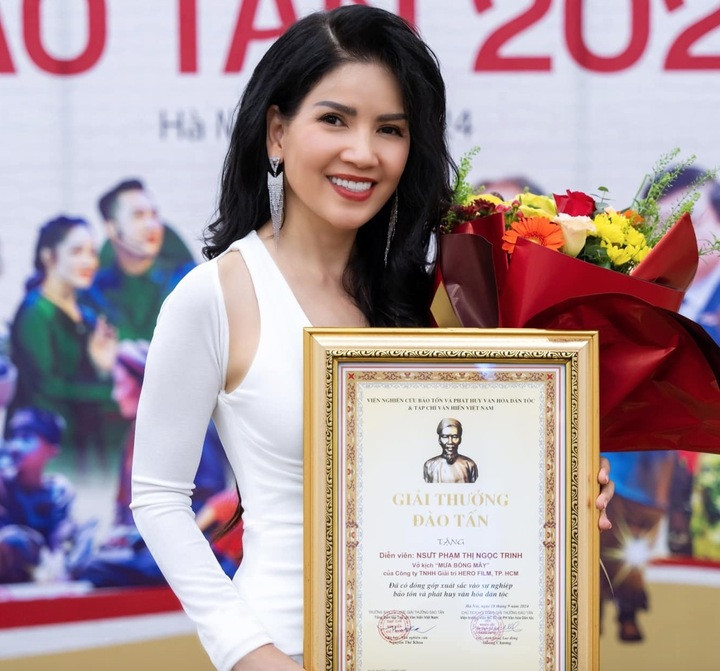 Ngọc Trinh nhận được nhiều giải thưởng trong sự nghiệp sân khấu.