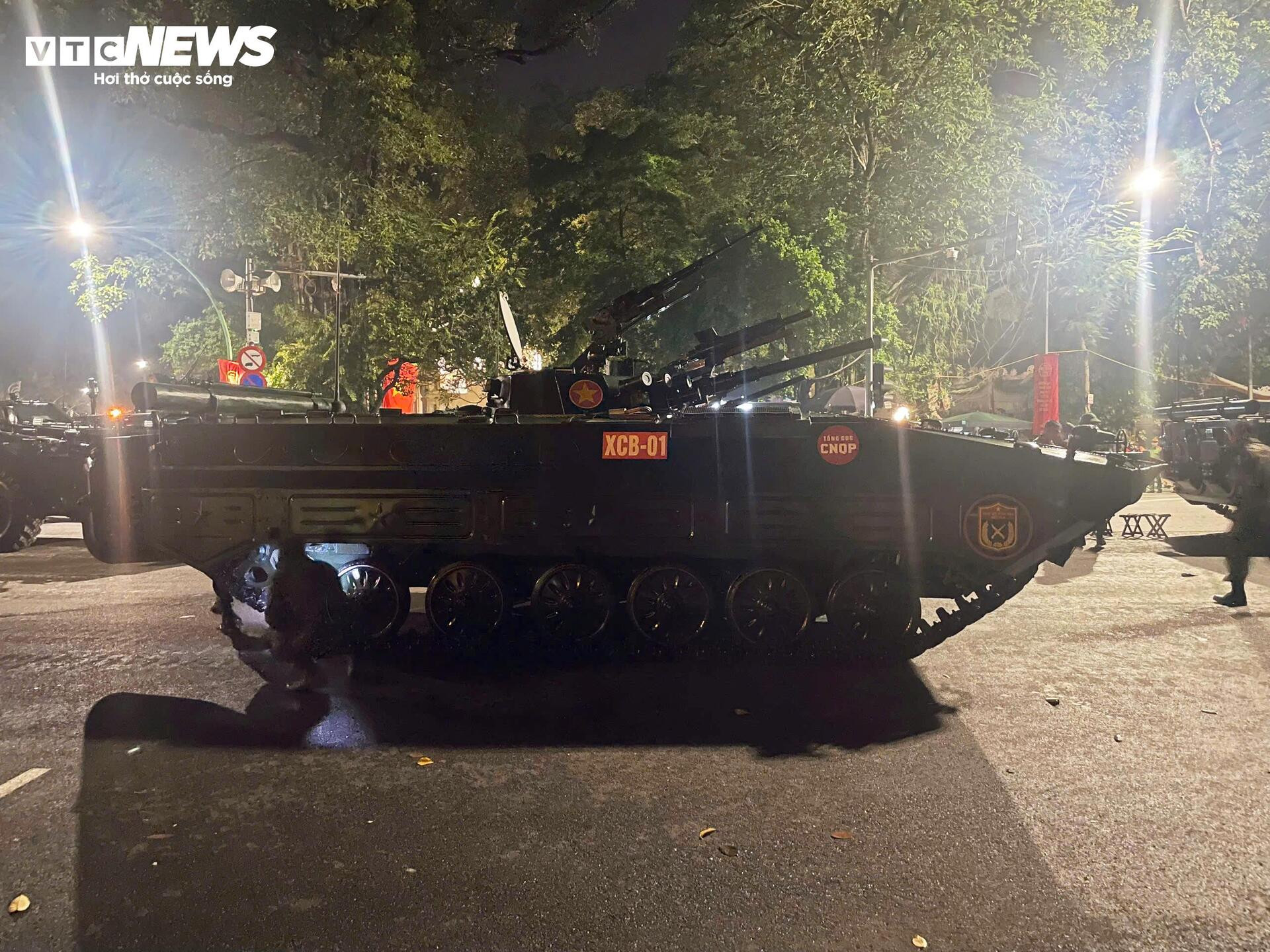 Dàn xe tăng thiết giáp tiến vào điểm tập kết trong tiếng reo hò của người dân - 5