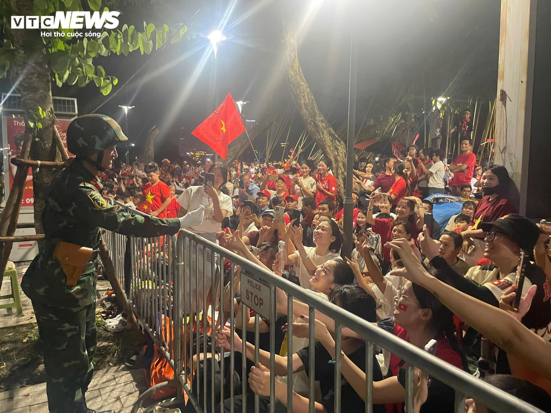 Dàn xe tăng thiết giáp tiến vào điểm tập kết trong tiếng reo hò của người dân - 7