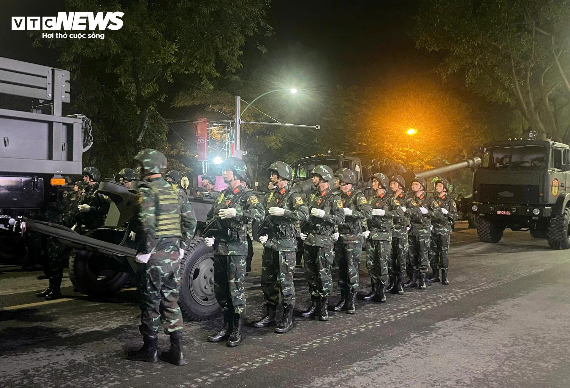 Dàn xe tăng thiết giáp tiến vào điểm tập kết trong tiếng reo hò của người dân - 6