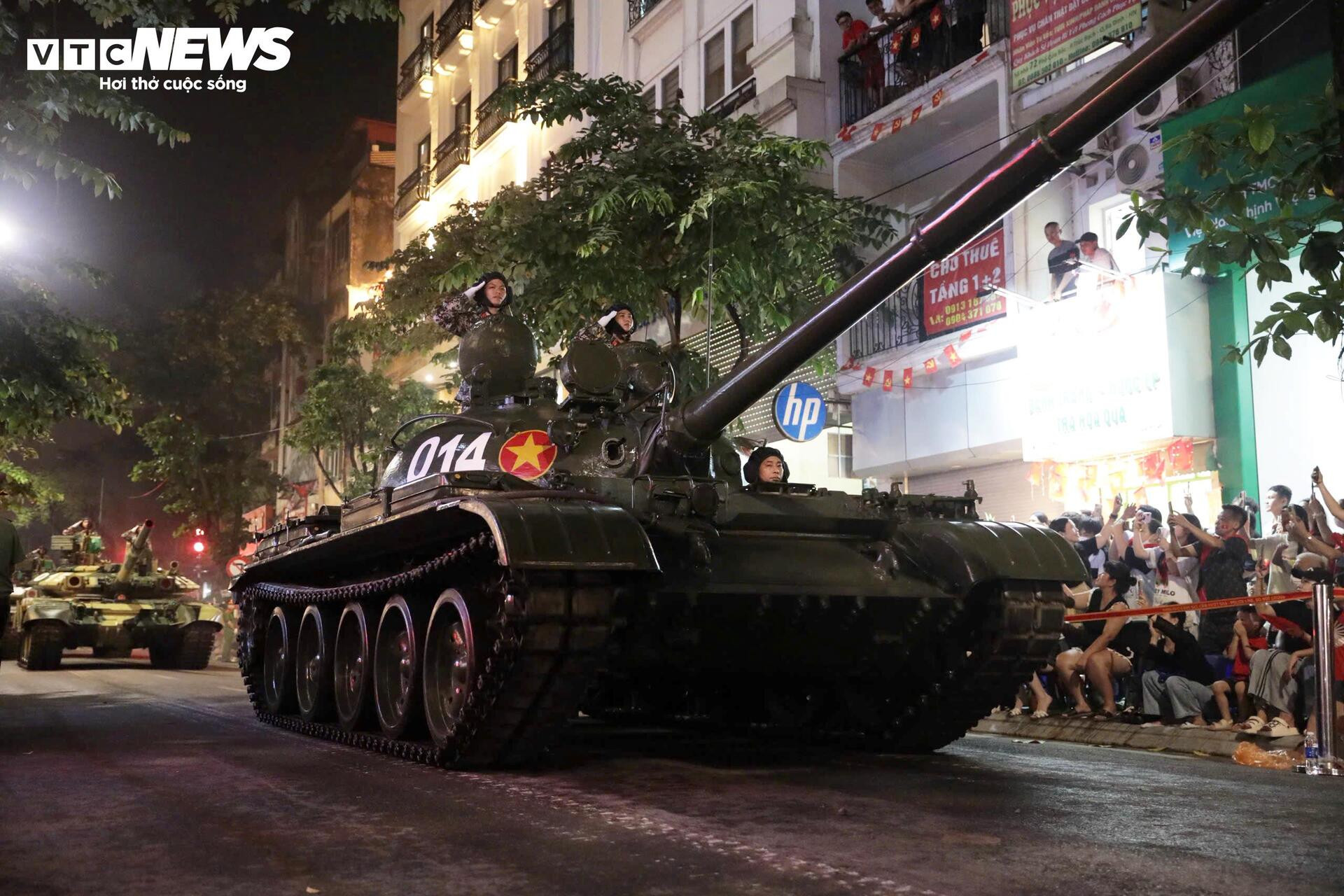 Dàn xe tăng thiết giáp tiến vào điểm tập kết trong tiếng reo hò của người dân - 2