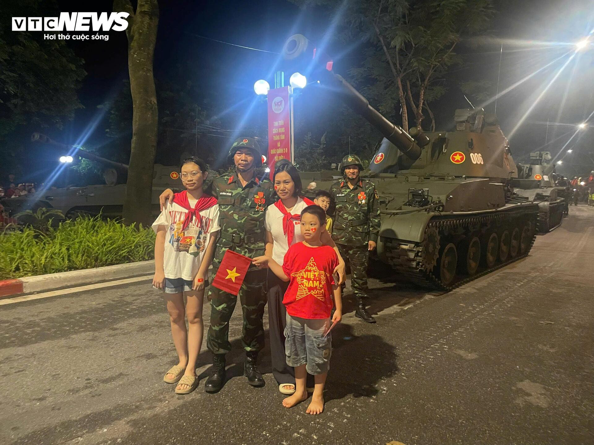 Dàn xe tăng thiết giáp tiến vào điểm tập kết trong tiếng reo hò của người dân - 8