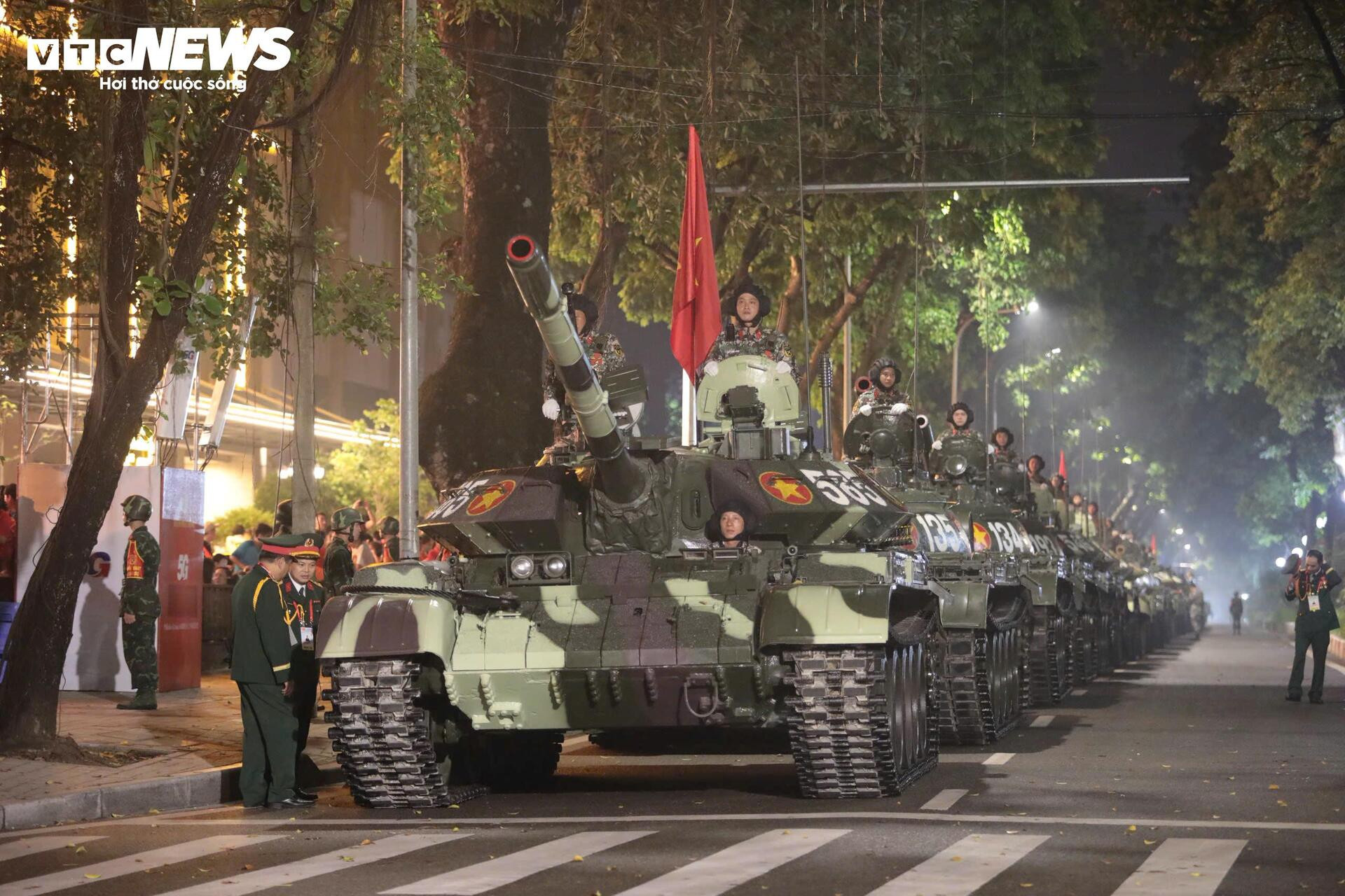 Dàn xe tăng thiết giáp tiến vào điểm tập kết trong tiếng reo hò của người dân - 1
