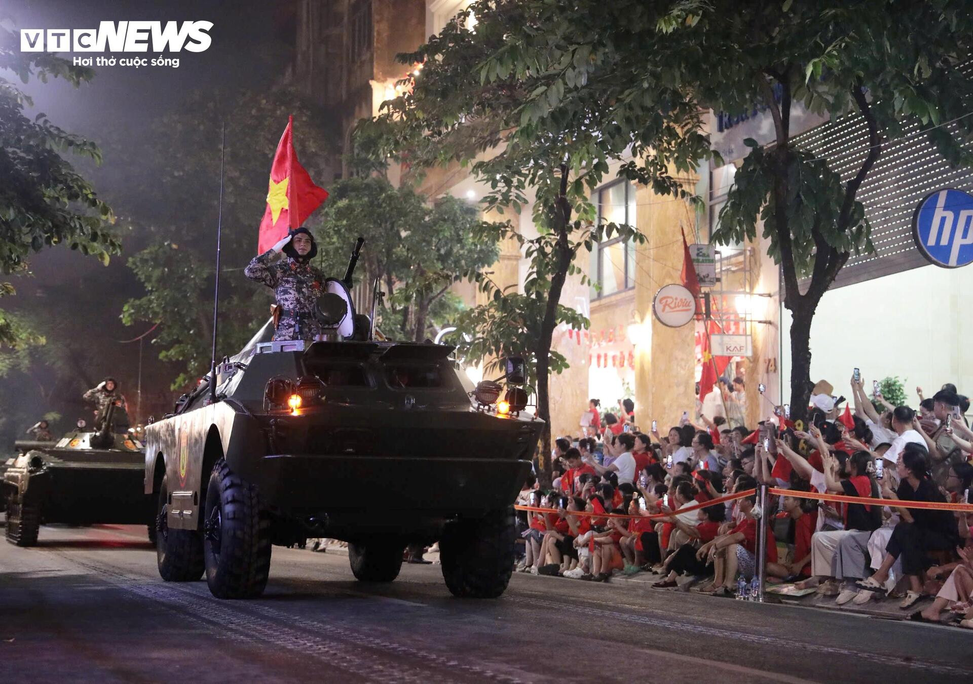 Dàn xe tăng thiết giáp tiến vào điểm tập kết trong tiếng reo hò của người dân - 3