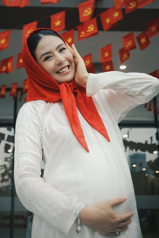 Hoa hậu Ngọc Hân mặc áo dài mừng Tết Độc Lập nhan sắc mẹ bầu được khen hết lời