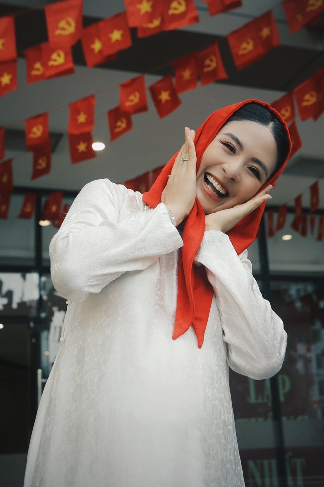 Hoa hậu Ngọc Hân mặc áo dài mừng Tết Độc Lập nhan sắc mẹ bầu được khen hết lời