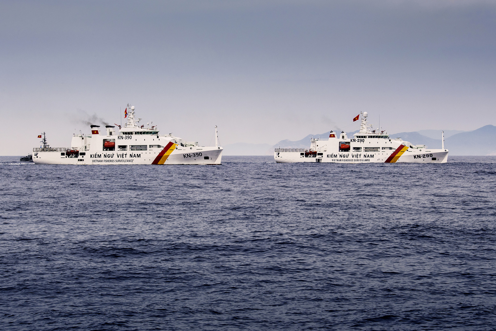 Hùng tráng tàu ngầm, tàu hộ vệ tên lửa phô diễn sức mạnh diễu binh trên biển - 16