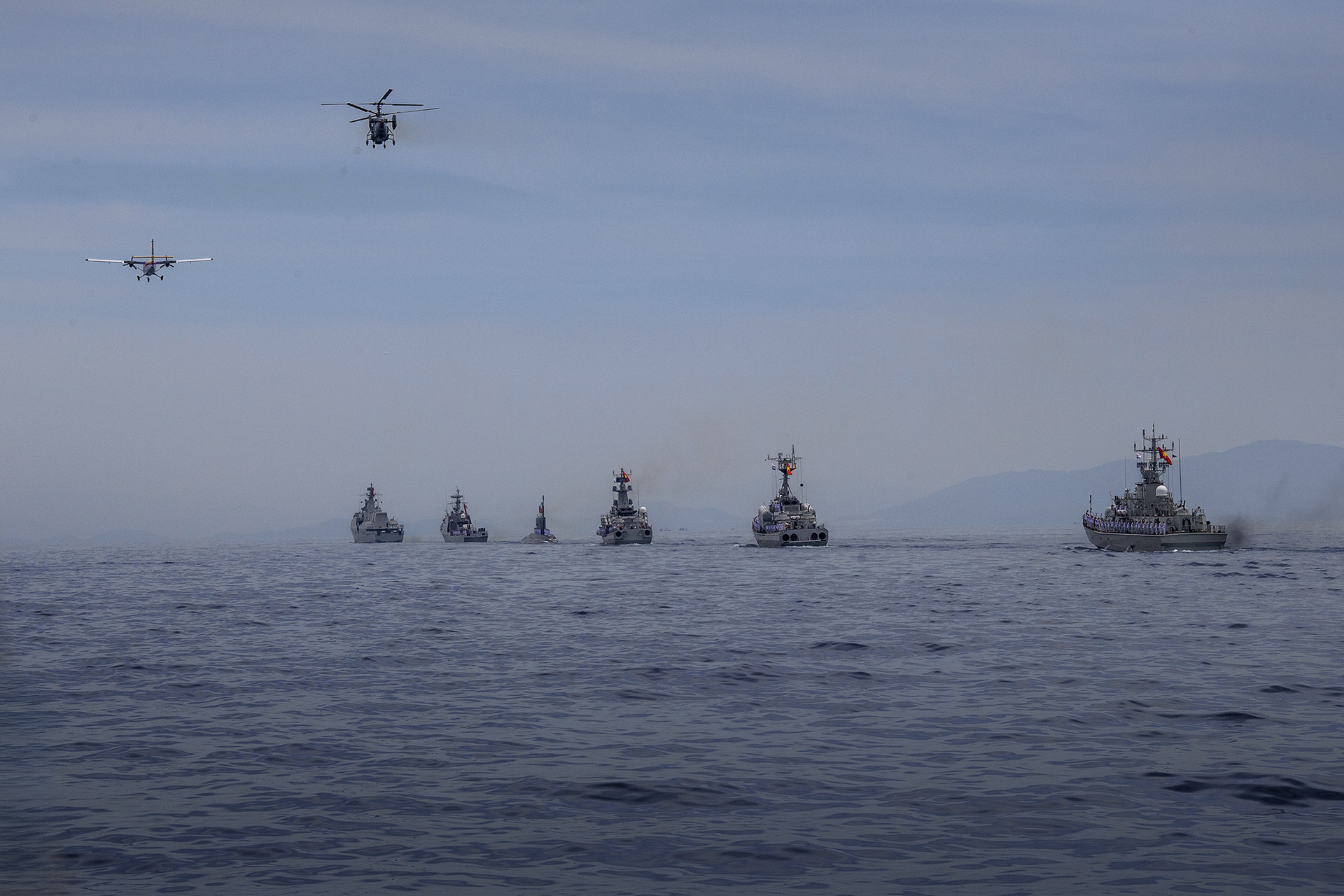 Hùng tráng tàu ngầm, tàu hộ vệ tên lửa phô diễn sức mạnh diễu binh trên biển - 5