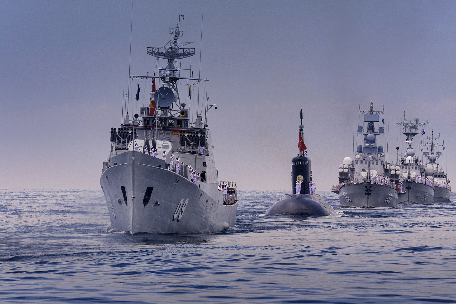 Hùng tráng tàu ngầm, tàu hộ vệ tên lửa phô diễn sức mạnh diễu binh trên biển - 4