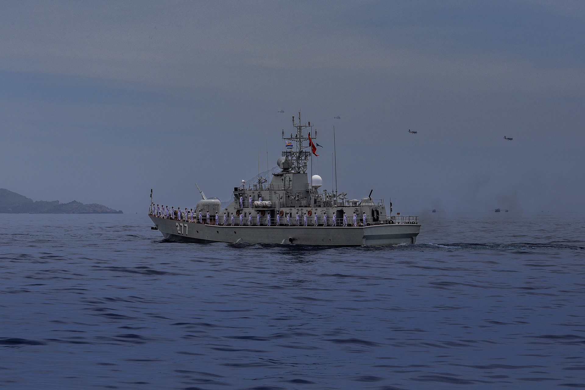 Hùng tráng tàu ngầm, tàu hộ vệ tên lửa phô diễn sức mạnh diễu binh trên biển - 14