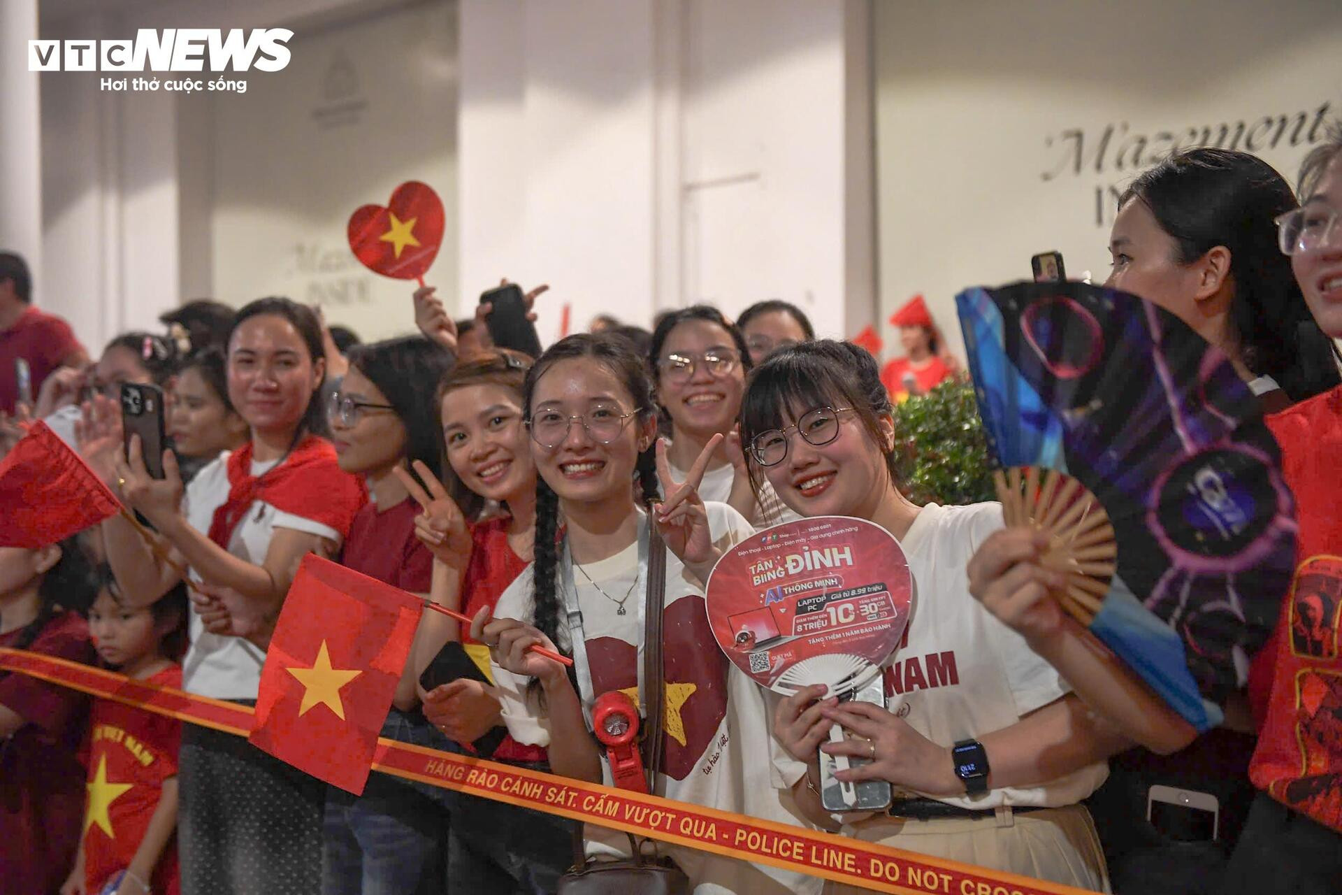 Không ngại giá 'chát', người dân đổ xô thuê thang xem diễu binh A80 - 9