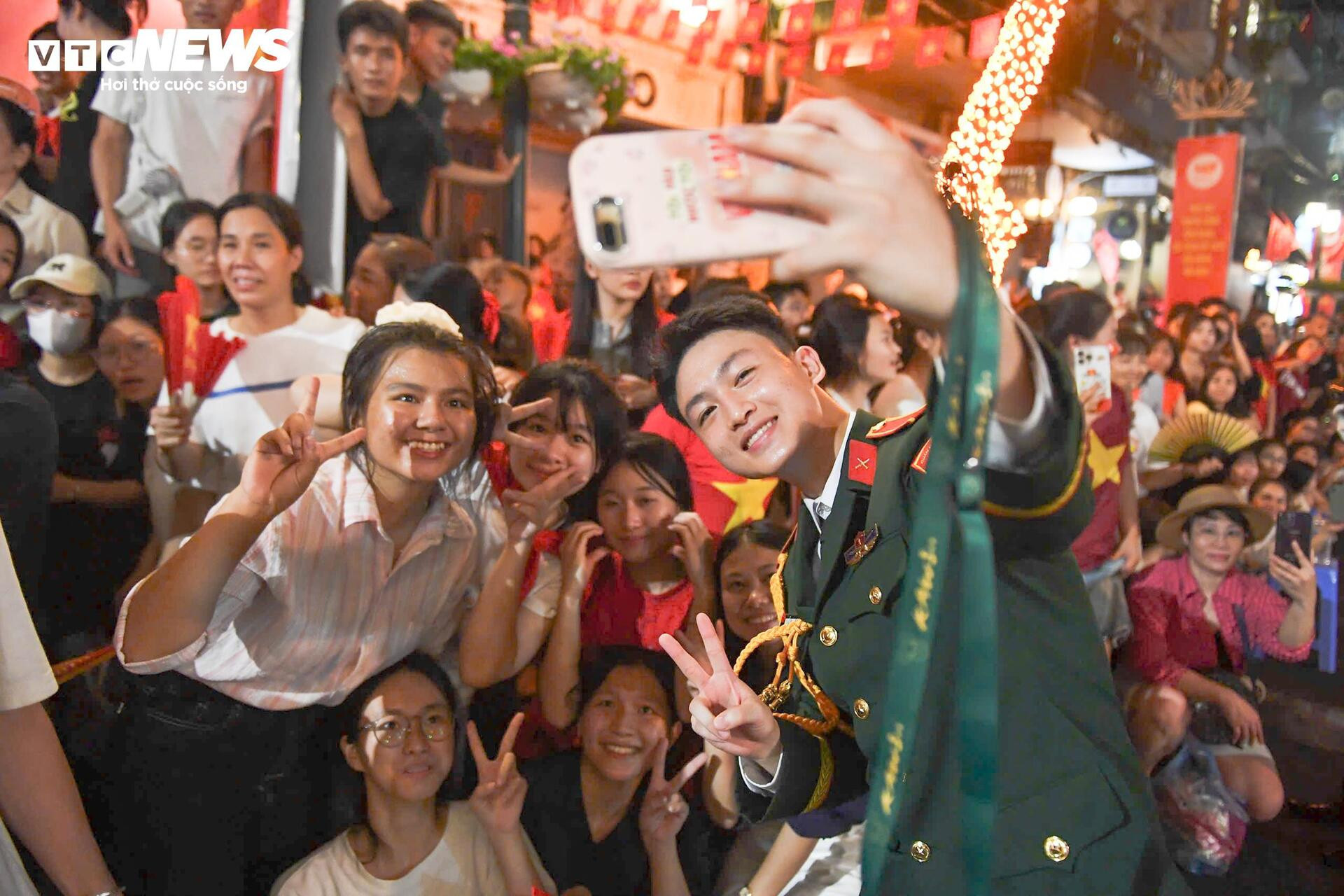 Không ngại giá 'chát', người dân đổ xô thuê thang xem diễu binh A80 - 8