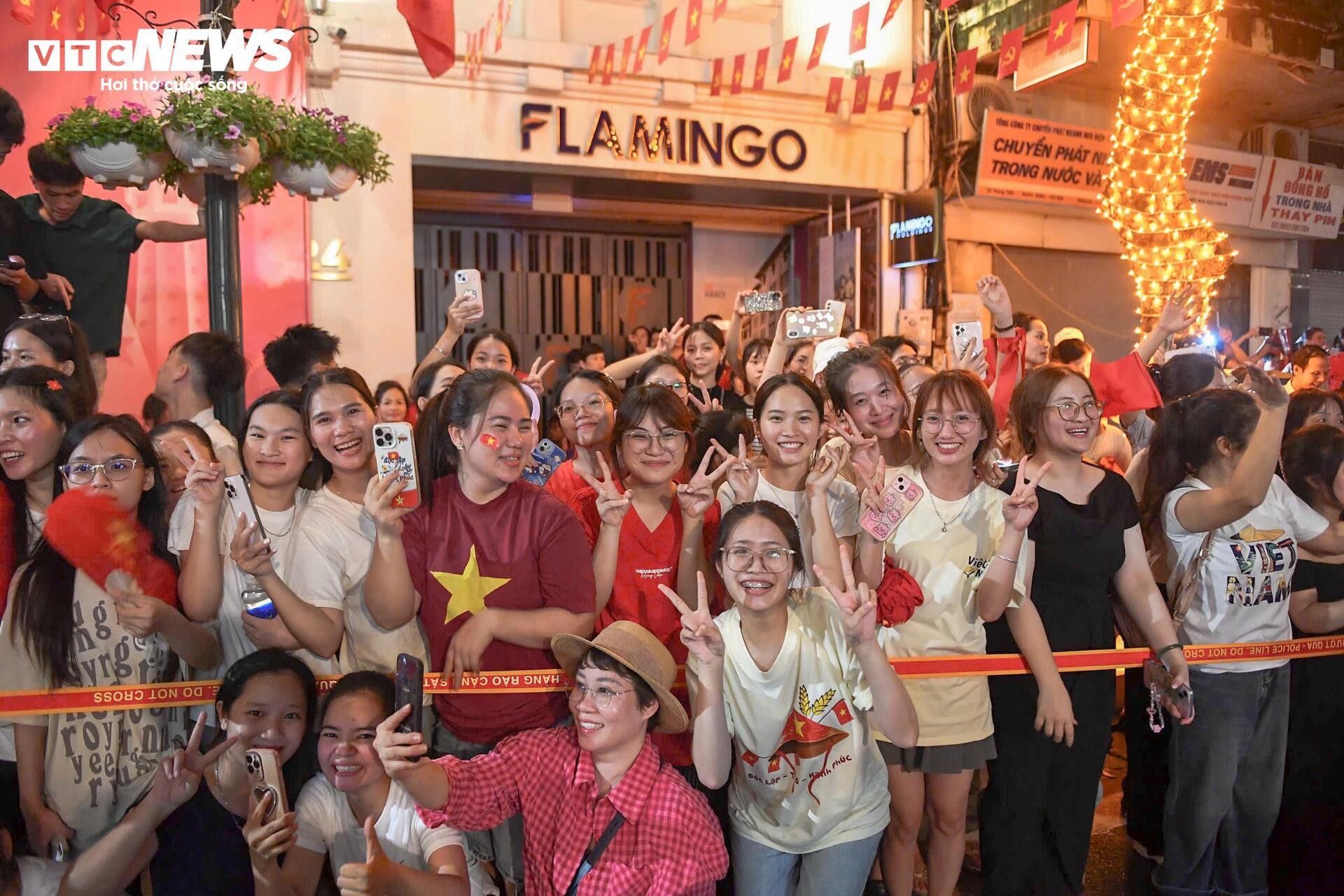 Không ngại giá 'chát', người dân đổ xô thuê thang xem diễu binh A80 - 7