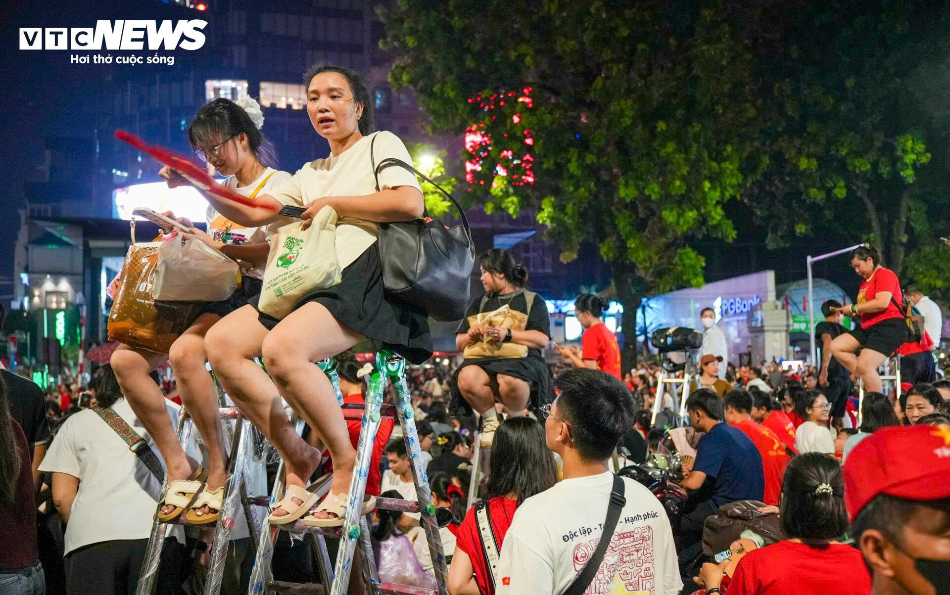 Không ngại giá 'chát', người dân đổ xô thuê thang xem diễu binh A80 - 4