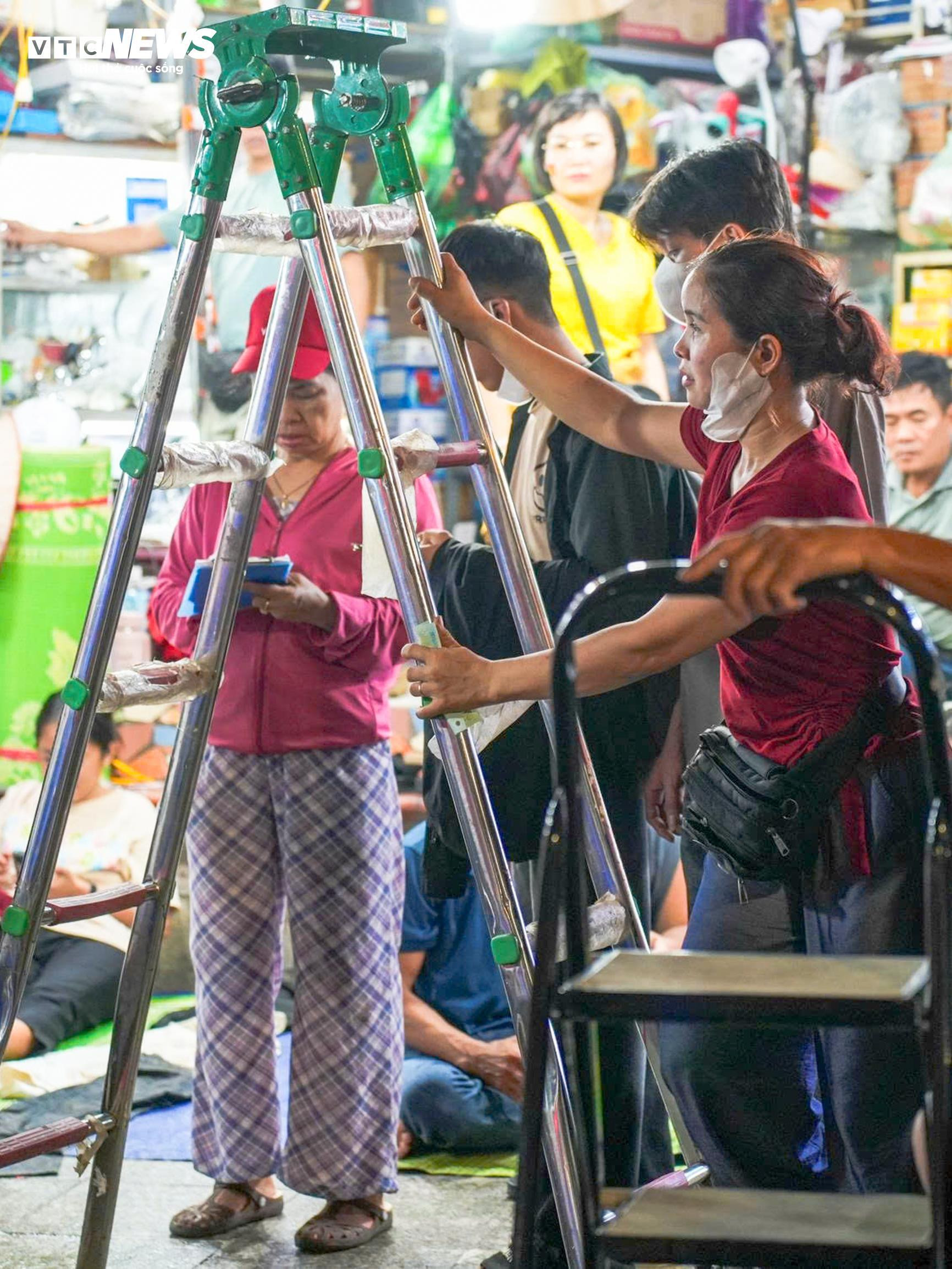 Không ngại giá 'chát', người dân đổ xô thuê thang xem diễu binh A80 - 2